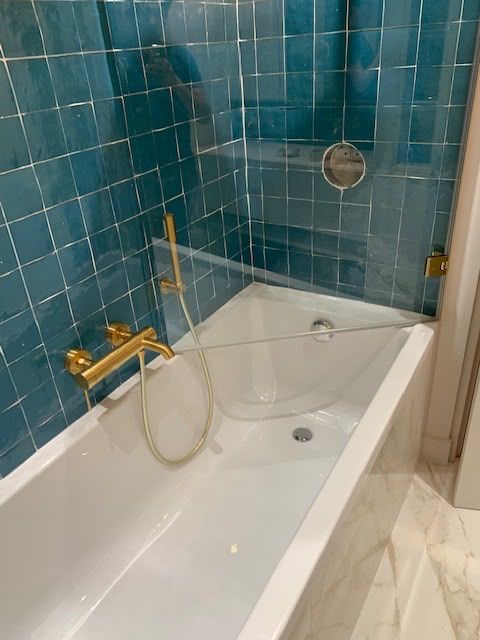 Baignoire et faïence bleue